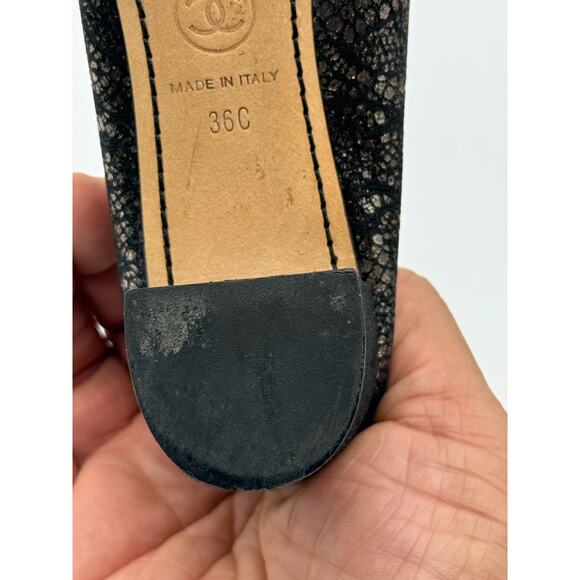 Chanel Black Gold Embossed Lace Pumps *SIZE 36C*Very nice Vintage Condition - Picture 16 of 16